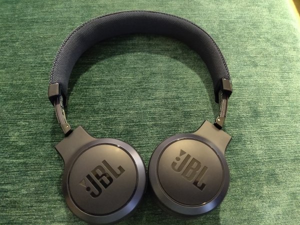 JBL 400BT On-Ear Wire-Less, Voice Enabled Headphones with 24 Hours Battery - Review • TechVorm