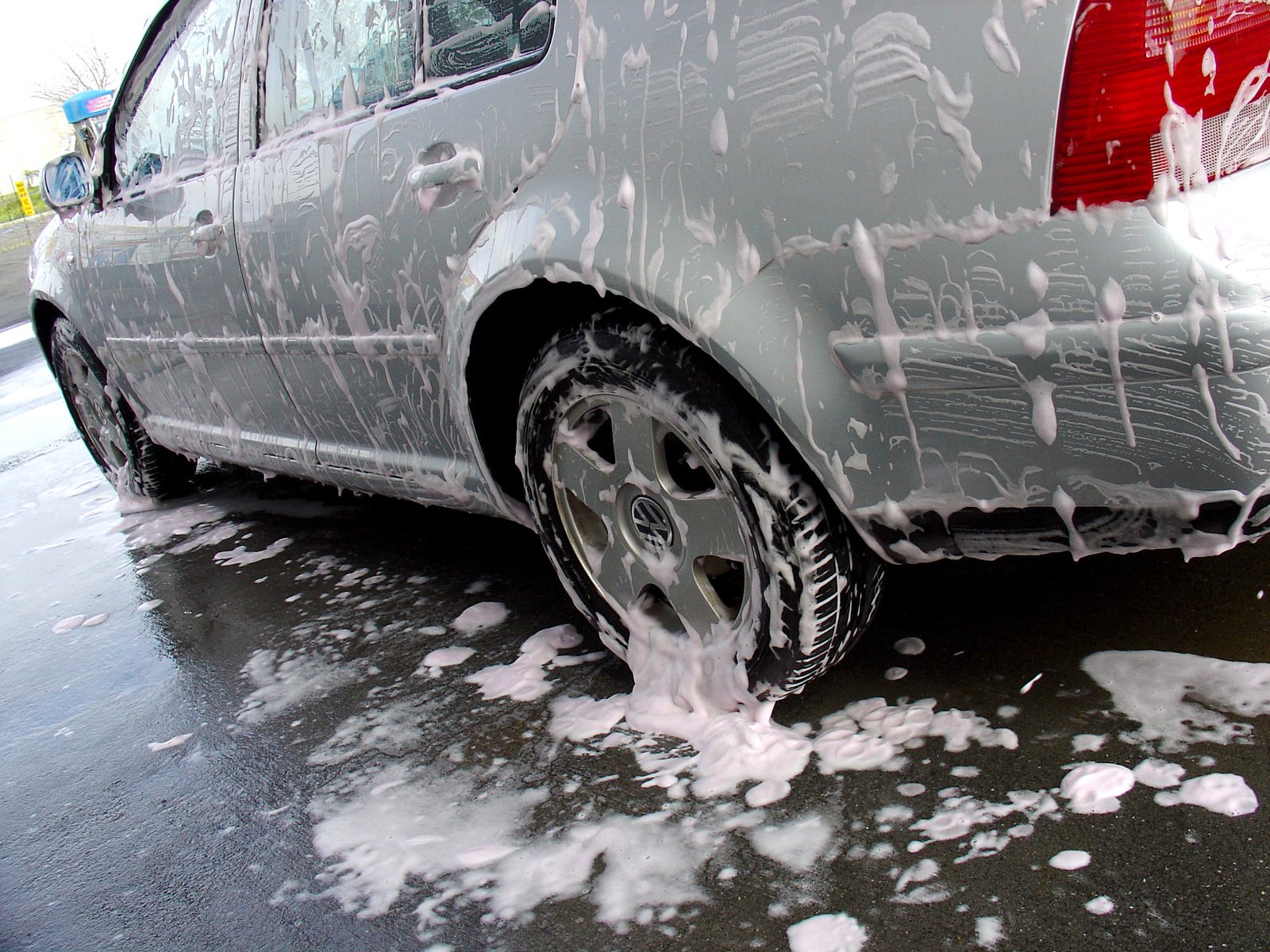 Мытье машины во дворе. Мойка авто зимой. Мойка автомобиля на водоемах. Грязная машина зимой. Бесконтактная мойка автомобиля.